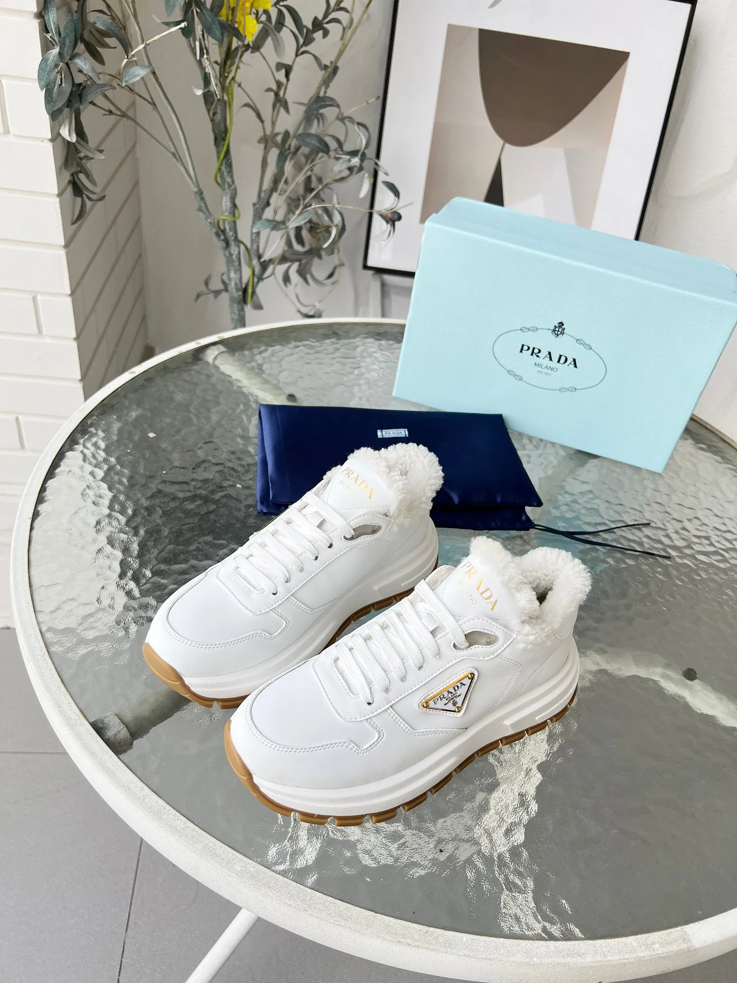 👟👟Ex-factory price 600👟👟 Prada couple model "PRADA.." upgraded version 2024 explosive model is released. , original 1:1 thick sole, fabric silk cowhide lining: sheepskin, foot weight: sheepskin, size 35--46, "Women's model 34.41 is custom-made and non-returnable, Men's model 38.45.46 is custom-made and is non-refundable, two colors black and white